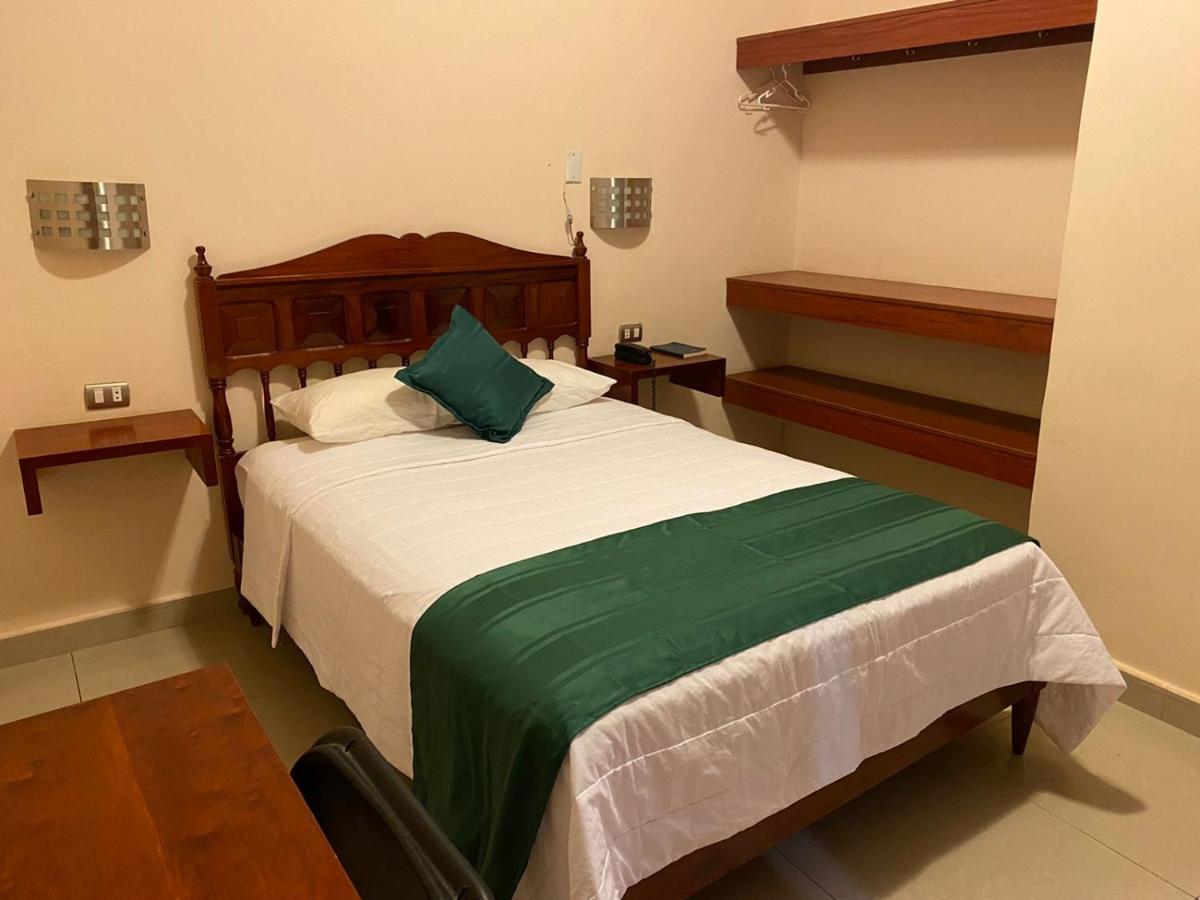 Tariri Hotel Пукалпа Екстериор снимка